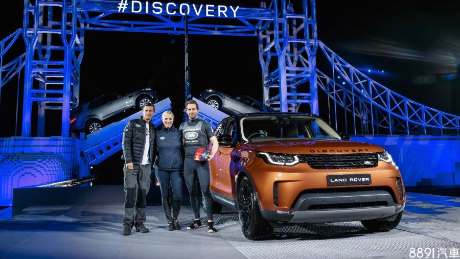 Land Rover第5代Discovery正式在巴黎車展發表，沿襲Discovery車系歷代的重點特色，在依舊維持方正高頂化設計之餘，線條較前代車款圓潤柔和不少，也導入多種現代化設計元素，如大型進氣壩、兩側進氣口、附光條設計的LED頭燈組，而自車頭前保桿下方延伸至車尾後保桿的大面積護板則表明其越野身分。