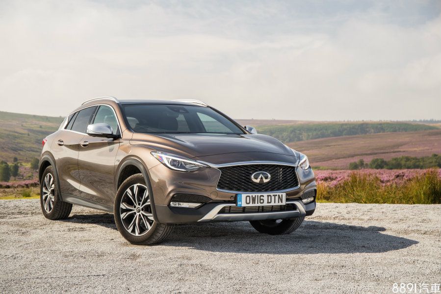 Q30在北美市場一律稱為QX30，但在高規的AWD車型採用類似跨界越野的風格設定，車身下緣以及輪拱改以防刮塑料材質，車身也加高至1520mm（不含車頂架），以順應當地消費習性。