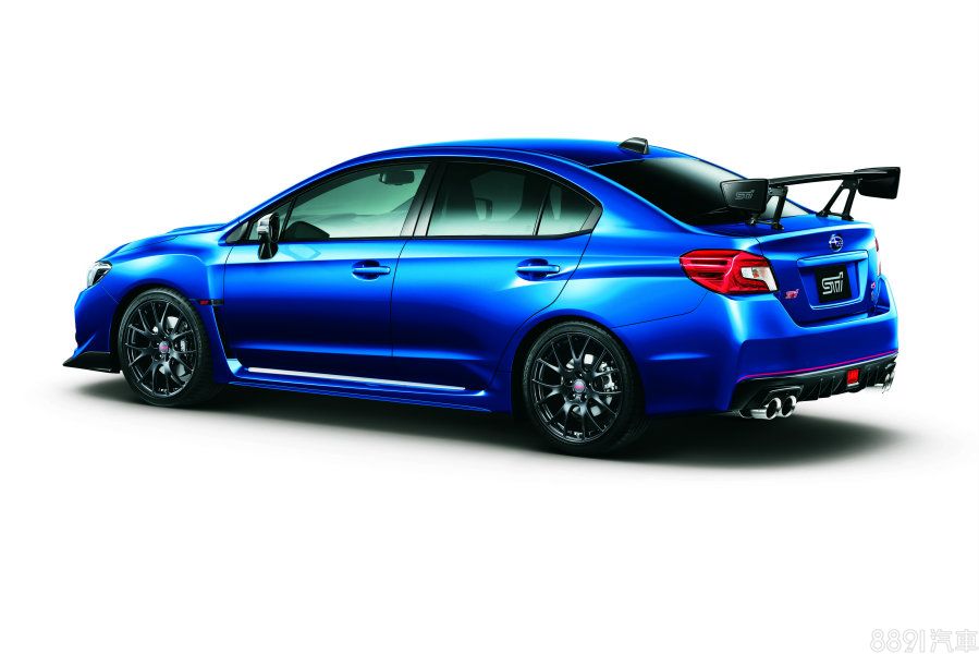 WRX S4 tS的NBR Challenge Package車型專屬配備19吋STI黑色鍛造鋁圈、大型碳纖維尾翼、車尾徽飾，光是那具尾翼，氣勢上就較WRX S4 tS一般版本高出許多。