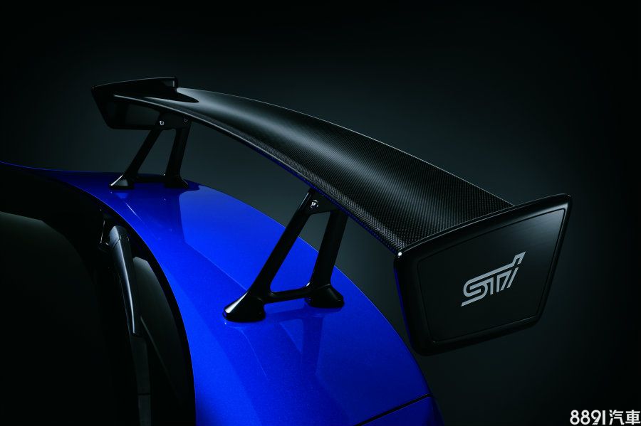 大型碳纖維尾翼是WRX S4 tS的NBR Challenge Package車型專屬配備，與S207只有側面的STi字樣上有所不同。
