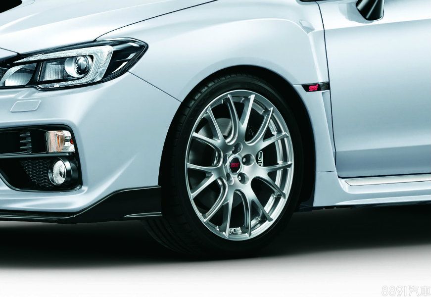 WRX S4 tS標配19吋銀色鋁圈，NBR Challenge Package車型則採黑色塗裝，同樣使用尺寸為255/35R19的Dunlop Sport MAXX RT車胎，並換上與STi車型相同的Brembo代四活塞卡鉗。