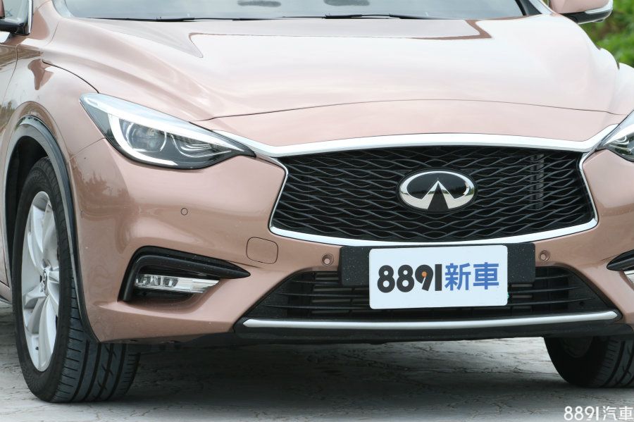 全車系均標配LED頭燈附AFS主動轉向功能，風尚版以上則具有智慧遠近燈切換功能，而此回試駕的1.6t車型雖未採用跑車化外觀套件，仍具相當的跑格氣息。