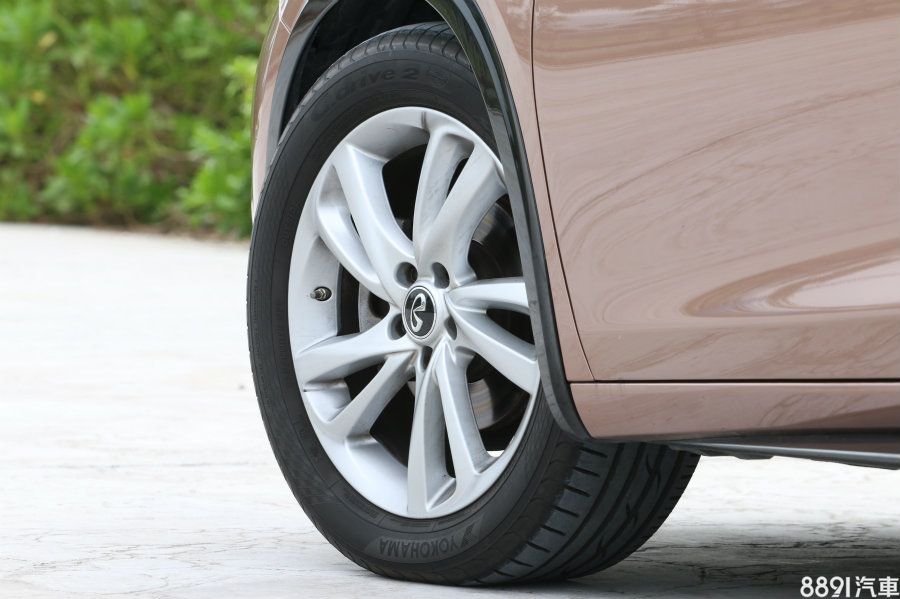1.6t車型採用18吋圈胎組，235/50R18的配胎尺碼兼具舒適與外型，至於在2.0t車型則升級至235/45/R19規格，並標配降低20mm的運動化懸吊。
