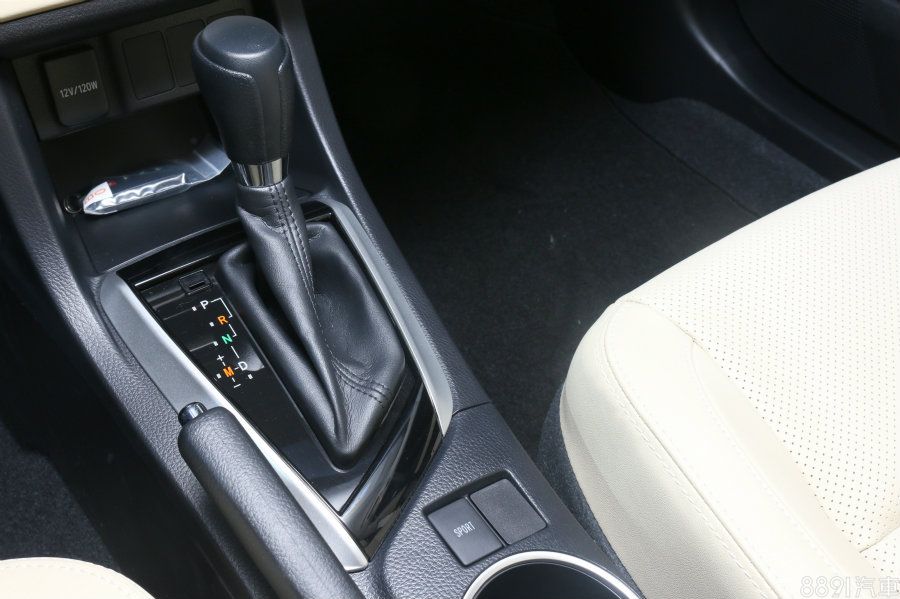 配置傳統手剎車，排檔桿後方的Sport Mode按鍵也是本次小改款新增配備之一，只要按下就能讓油門反應更靈敏，使駕駛能輕快對應加速需求。