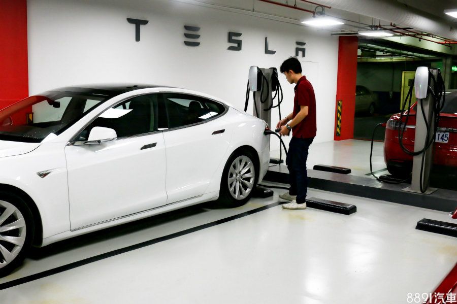 充電站不像加油站那樣大量普及,確實是電動車發展上的小障礙,而這也牽扯到充電時間無法像加油那樣快速,而為了降低這部分困擾、提升Tesla使用便利性,Tesla Taiwan會陸續在全省新光三越、Costco好事多架設專屬充電站,逛街購物看電影時能為愛車充電增加續航力,而之後也會在郊區建構快速充電站,長途旅程也無須擔憂續航力問題。