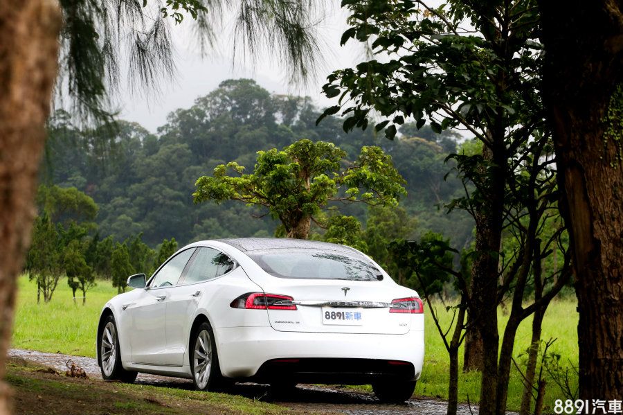 Model S 90D輸出為417hp/67.1kgm,採前後軸各配置一具馬達,因此為四輪驅動設定,原廠公布續航力為557公里,是Model S車系中最高者。