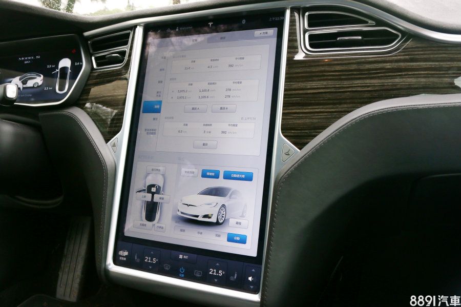 Tesla Taiwan引進車款的中控介面完全採繁體中文,無疑提升許多操作便利,而所有車上功能均從這17吋螢幕控制,包含基本的頭燈與中控鎖控制等,而未來正式交車後,車上都會內建安裝一張SIM卡供網路使用,讓各項網路功能維持暢通。