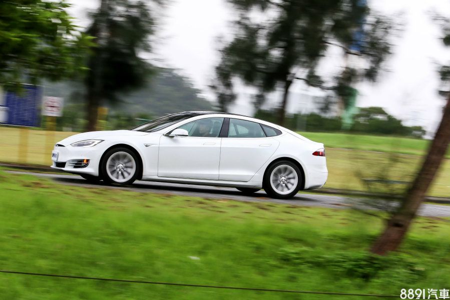 雖然加速性強悍,但Model S 90D油門(或該說電門)反應相當易於掌控,只是收油門時需適應一下,需比駕駛燃油車較為柔和一些,否則容易會有明顯減速力量,這是馬達運轉特性所致。