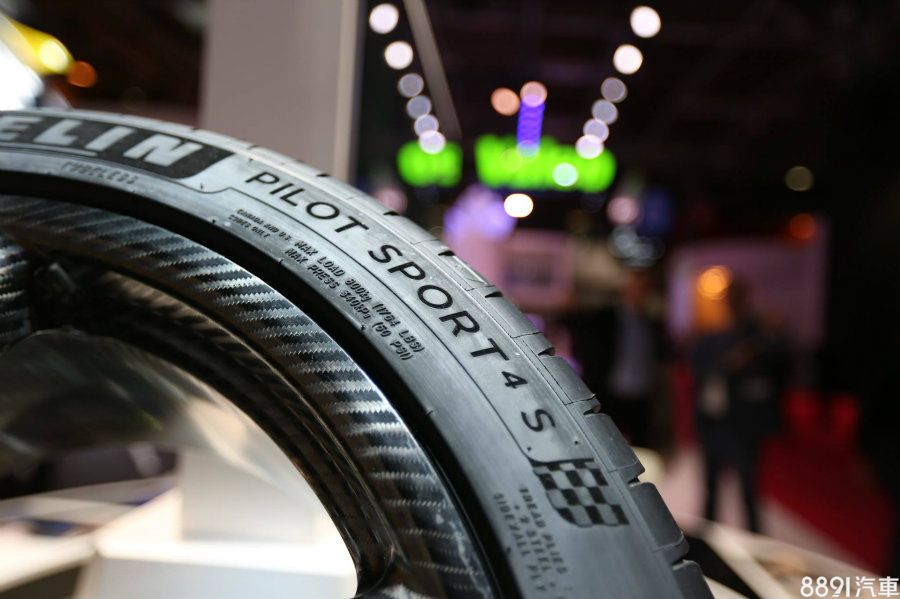 值得一提的是，Michelin在這次巴黎車展上，已宣布未來將以更高階的Pilot Sport 4S取代現行的Pilot Super Sport，成為品牌中的頂級性能街胎。
