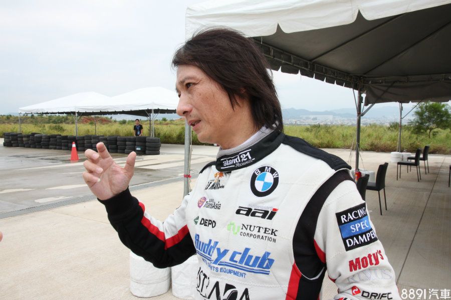 活動也請來AAI車隊掌門人阿杉哥，根據他早年從Pilot Sport 2、Pilot Sport 3到Pilot Super Sport的所累積的使用經驗，Pilot Sport 4的胎質較Pilot Super Sport來的堅硬，若以台灣的炎熱氣候而言，長時間操駕的情況也更能保有抓地力。