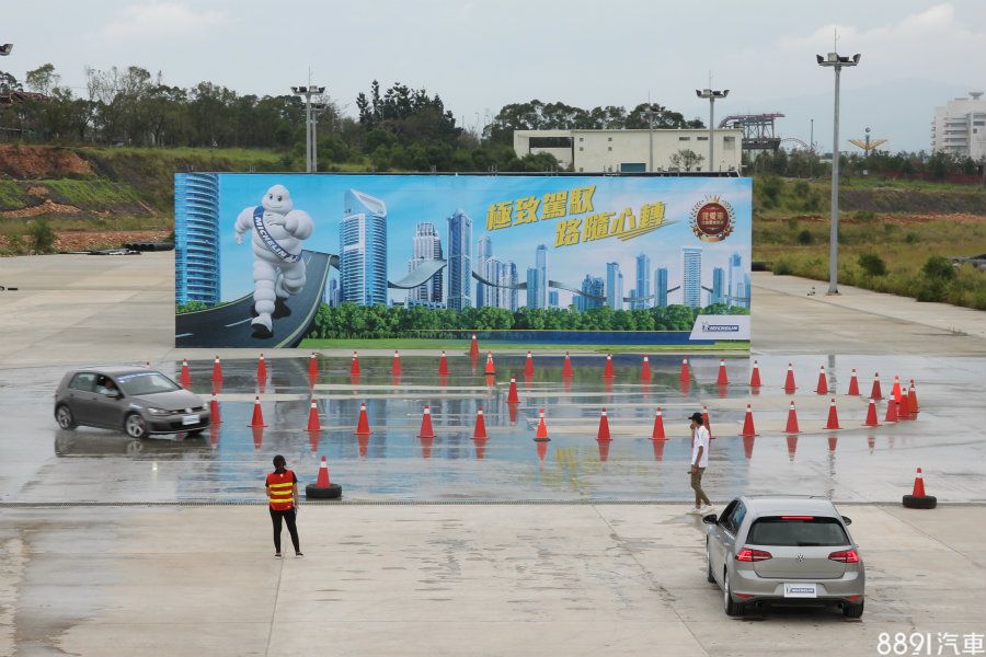 我們首項關卡從濕地繞錐開始，使用車輛均為七代Golf  GTI，比較的同級產品為馬牌Conti Sport Contact 5，並模擬在濕滑路面出彎補油加速的狀況。