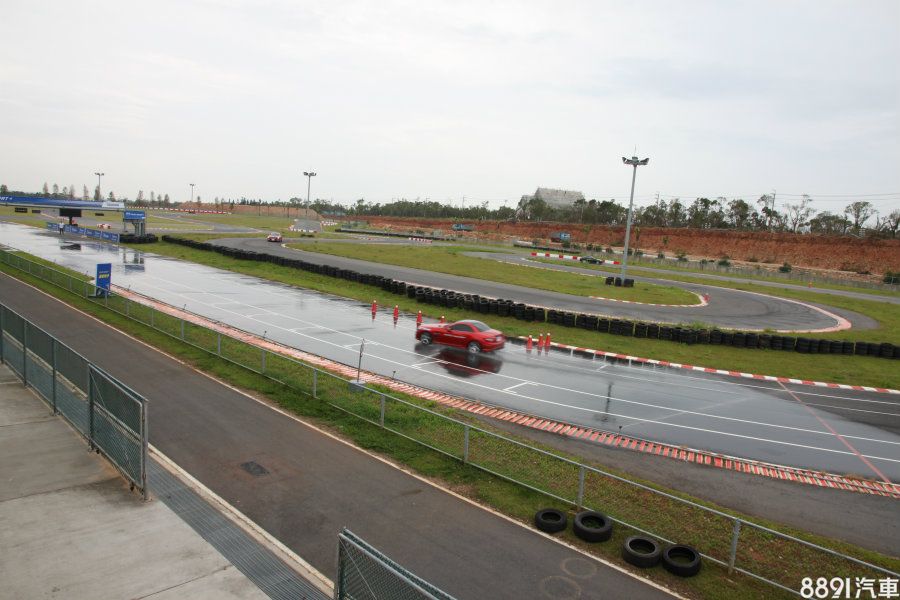 在第二關卡的車輛採用賓士SLK車型，對照的比較品為Pirelli P Zero，可在賽道前半段體驗乾燥路面時的激烈操駕表現，最後直線則是濕地80～0km/h煞停測試。