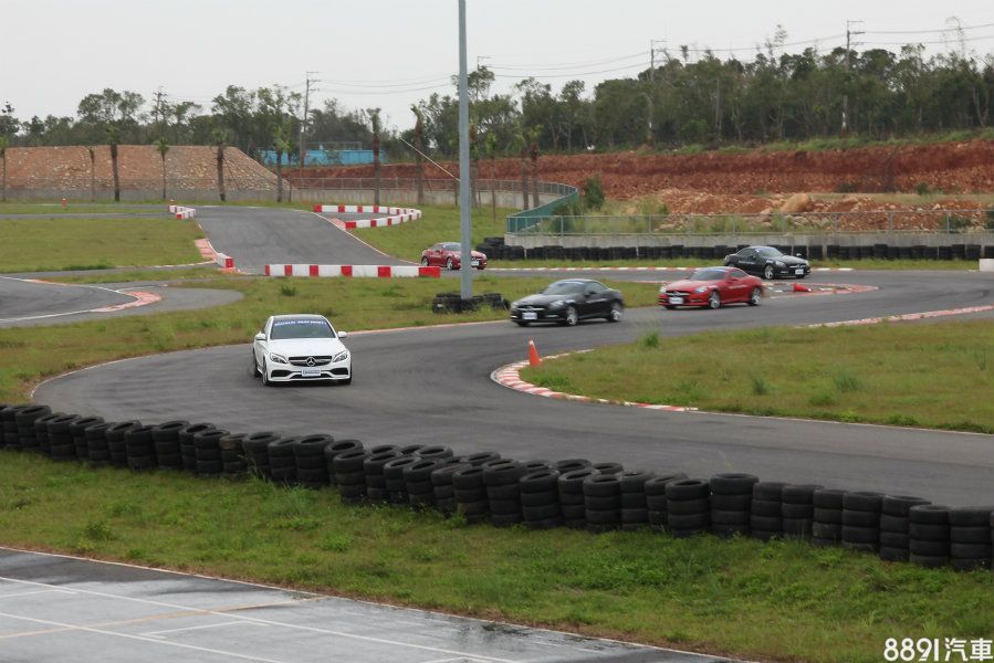 首圈都有C63從維修區開始帶領熟悉賽道，最後再依序並排停在起跑點，教練帶領的速度也不算慢，且雖然SLK已為上一世代產品，但靈活的尺碼與車身大小，應對刁鑽的卡丁賽車場也能算是從容。