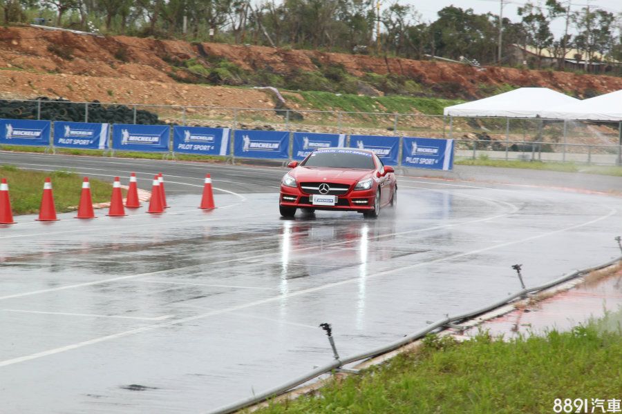 坐上車調整好坐姿，並將駕駛模式與變速箱切換至Sport模式，ESP動態穩定也一併關閉，藉以體驗最直接的動態反應，而每人在兩部車只有一圈的體驗機會（非通過大直線的完整一圈）。