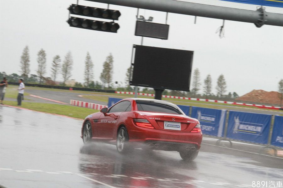 在最後要進入大直線前的彎頂點，教練便會要求全油門加速，並在前方約30m處全力「踹」下煞車，相關數據也將記錄在車上的D-Box儀器內。