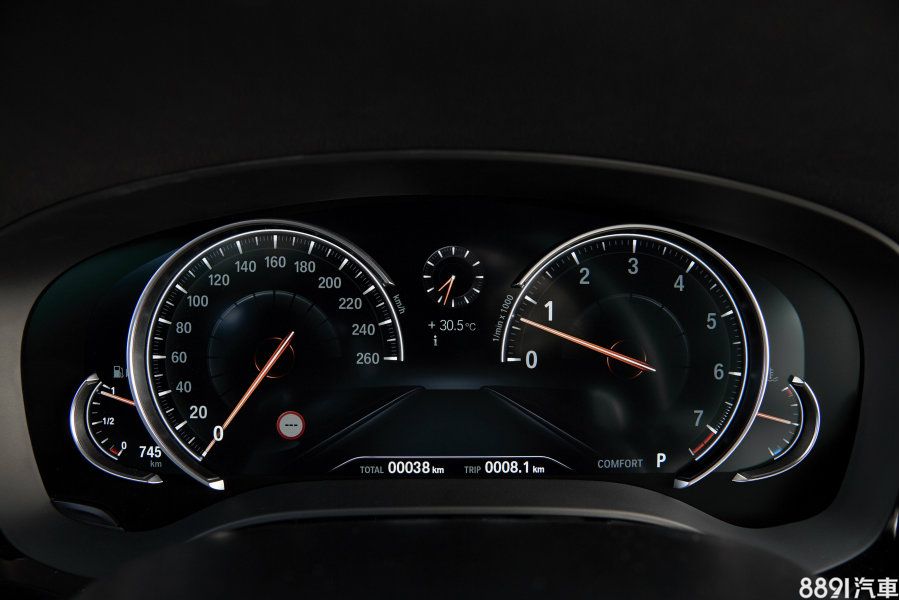 液晶儀錶板在不同駕駛模式下，也會以不同色彩，展現不同的駕馭氛圍。