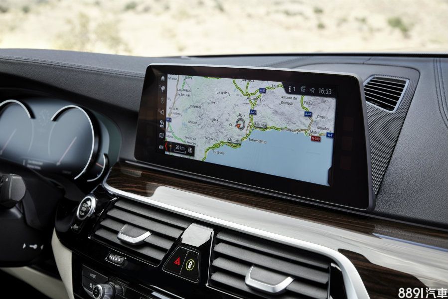 10.25吋多功能顯示幕搭載的iDrive系統，除了增加手勢控制功能，內建的BMW ConnectedDrive智慧互聯駕駛系統，亦提供旅程秘書、緊急救援、即時路況、與手機遠端遙控等功能。