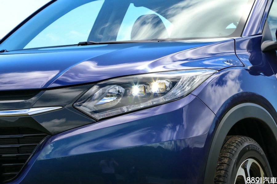 高階車款配置LED燈組,並包含LED日行燈,不過遠燈仍為傳統鹵素光源,而燻黑化的燈座更突出了燈組的懸浮立體視覺感。