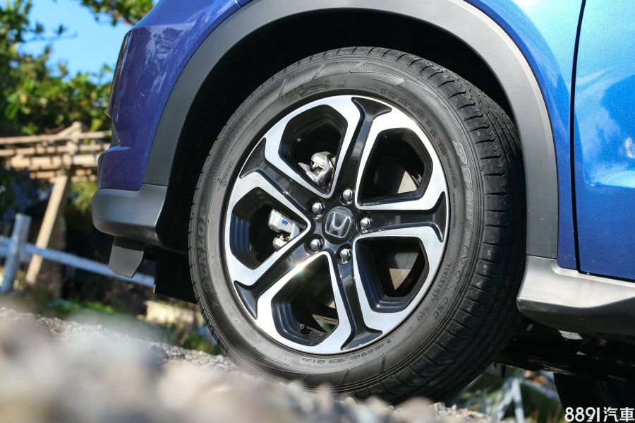 HR-V車型劃分為VTi、VTi-S與頂級S車型,立體切割面設計的17吋雙色五幅式鋁圈為S版本專屬,配胎則是215/55R17的Dunlop Sp Sport Maxx 050,此胎為日本製造,且等級頗高,HR-V配置如此高規性能胎讓人相當訝異與驚喜。