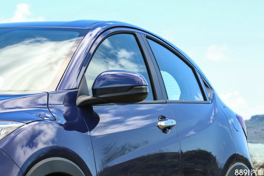 自B柱開始下降至C柱收尾的窗沿設計,加上隱藏式後車門把手,賦予其如同Coupe的外型。