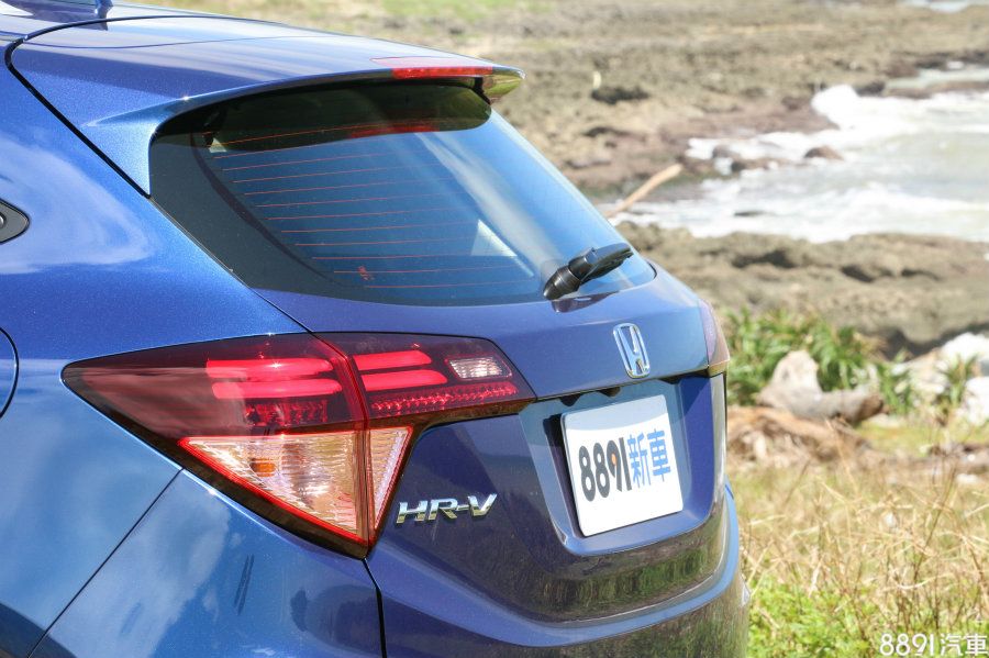 車尾燈組設計跟Acura車系有點相似,但尺寸更大更顯眼,上方導入LED光調設計,加以黑色飾邊,十分銳利。