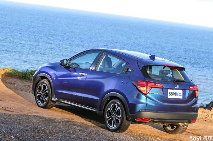 短小挺俏的車尾也很符合HR-V的跨界跑格風,並透過多道弧線設計,隱藏大面積的方正尾門帶來的笨重感,也因此使下方的保桿與防刮材質不似一般SUV,較顯窄小。