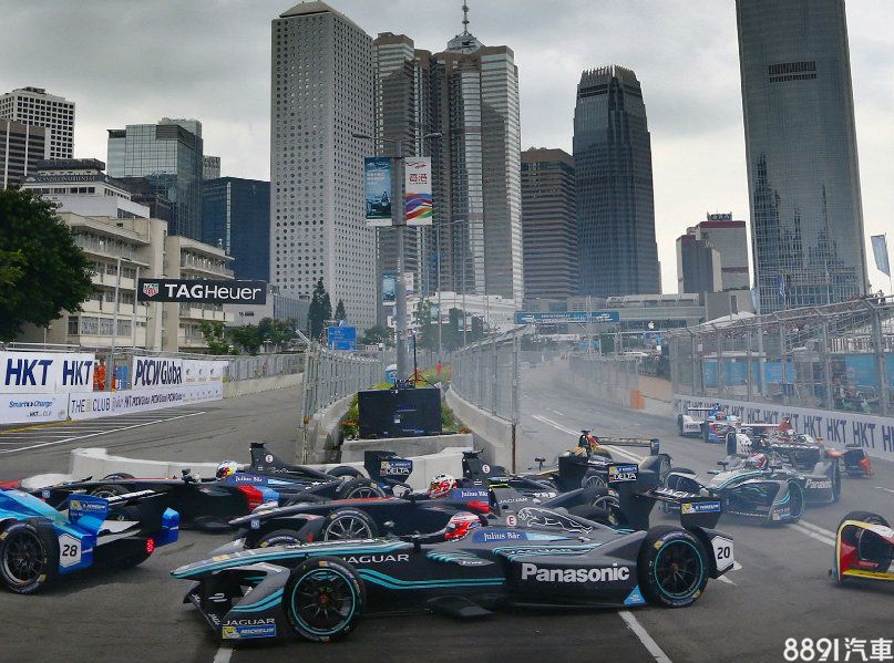 睽違12年重返世界頂尖賽事舞台，Panasonic Jaguar Racing於FIA Formula E電動方程式香港站賽事，歷經中環街道激烈追逐，最終由英國車手Adam Carroll以第12名的成績完賽。