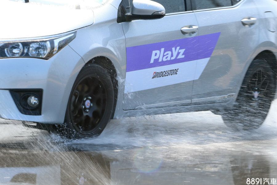 Playz濕地表現明顯勝過對照組瑪吉斯ME3，在速度相當之下，車輛在彎中仍可保持穩定的循跡性，反觀對照組會因積水深淺不一，排水效能無法對應造成必須持續修正方向盤。