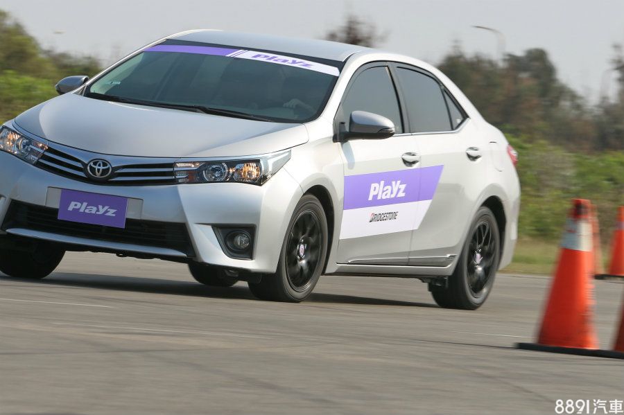 乾地上的模擬閃避換道、繞錐陣仗是此行另一側是重點,但坦白說,Playz在此的領先優勢不似濕地那樣明顯,不過在轉動方向盤瞬間,仍可感受到車輛擁有較佳的指向性,姑且不論這部分優勢是否會提升過彎速度,至少代表駕駛人可以更輕鬆的掌控車輛,達到普利司通所宣稱的,能降低駕駛疲勞,至於若單純論側向抓地力,差異性不算太大。