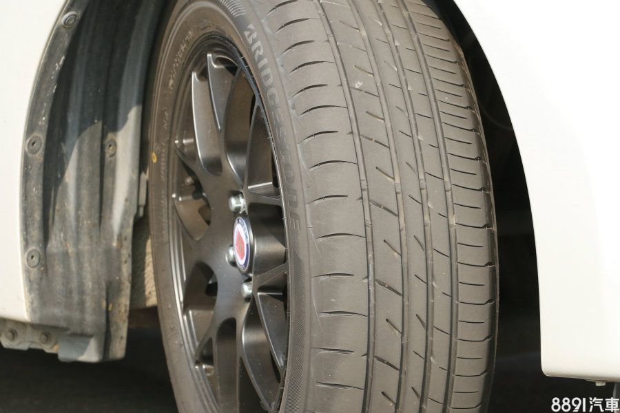 這是經過連續多趟操駕後的胎面磨損狀況,銀色車為Playz,灰色則是對照組,兩者都無胎塊破損,或因胎壁支撐性不佳造成胎壁異常磨耗的狀況。