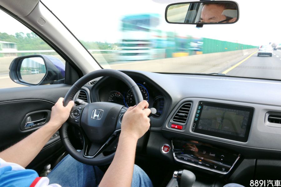 到了快速道路,若以100km/h上下的巡航速度,穩定性相當足夠,只是在風切聲與輪胎滾動聲的抑制表現,我們認為還有提升空間。