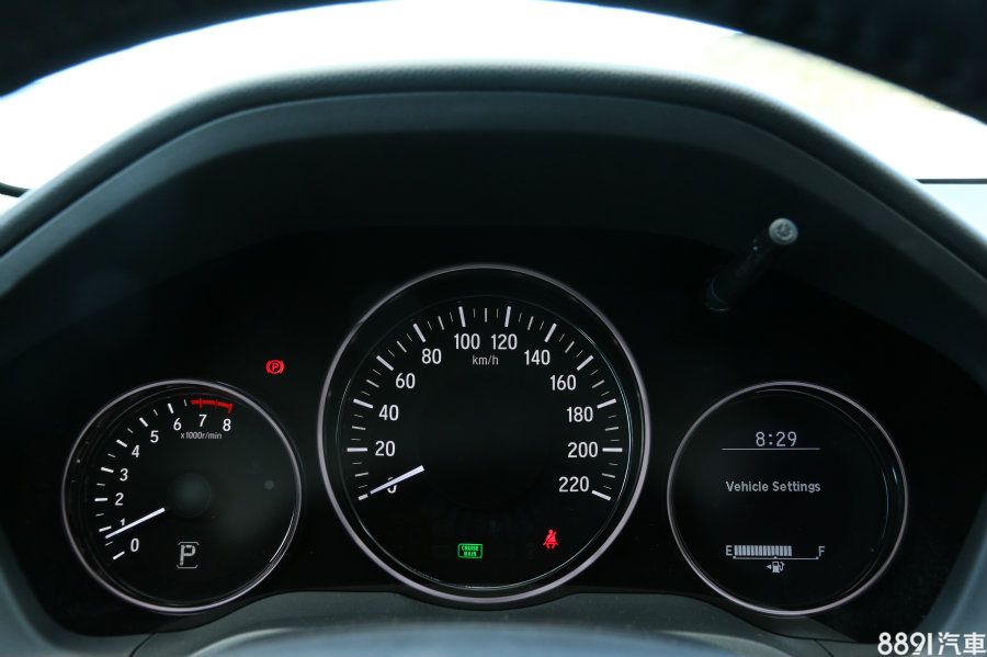 配色鮮明、資訊清晰的儀錶,視覺感受相當舒服,其多功能儀錶已能顯示旅程、油耗等多種資訊。中央時速表的外圈則有7種顏色的光環可選。