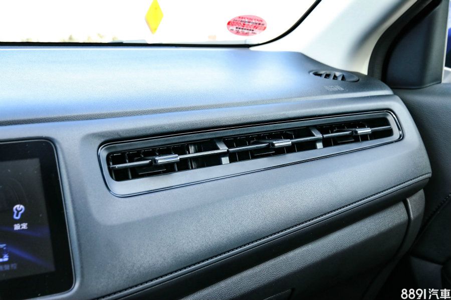 三連式出風口設計,提供額外的冷房效果,多少彌補無後座出風口的缺憾,而周圍的皮質縫線設計,在視覺與觸感都有不錯表現。