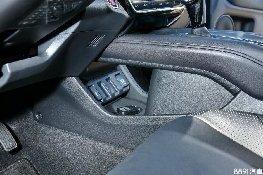 獨特的鞍座設計,除了可放些隨身小物,配置了電源供應座與一組USB插槽,讓現代人最重要的手機能適得其所。