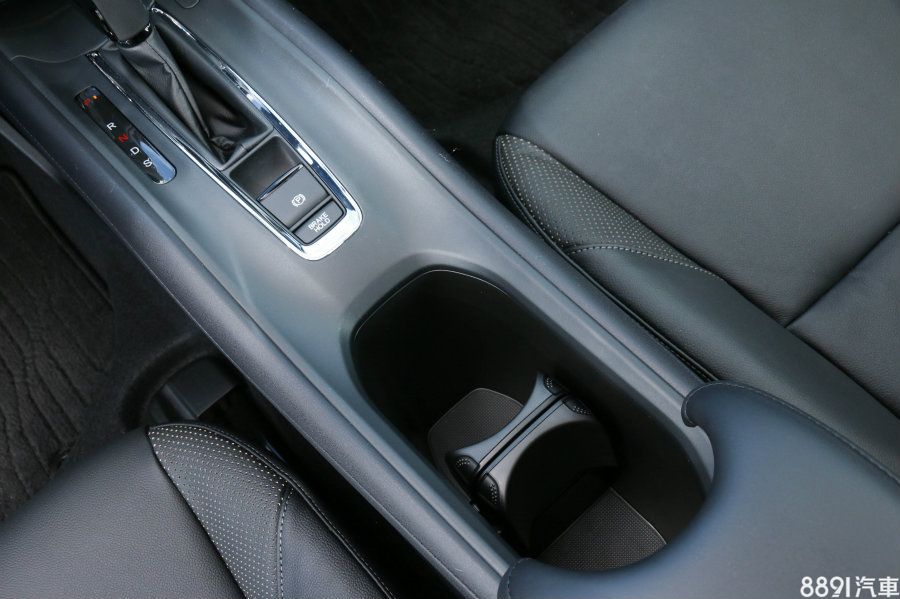 相較於傳統的手剎車設計,HR-V全車系標配電子手剎車系統附Auto Hold功能,不僅方便,也讓中央扶手座與置杯架更有發揮利用的空間。
