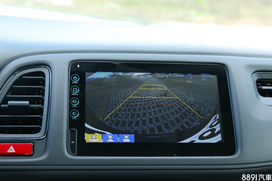 S版所獨有的觸控螢幕，整體介面與同品牌的Fit與City相同，操作方式簡單、易上手，加上衛星導航與倒車顯影的貼心設計，功能算是齊全，但流暢度還有改善加強的空間。