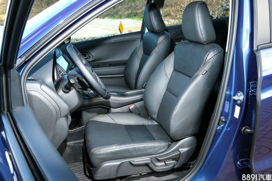 HR-V不論乘坐空間或後廂容積在同級距內已屬出色,前座雖僅有手動調整功能,但軟硬適中,舒適性不差,經過兩天的長時間乘坐,並不感到疲勞痠痛。至於座椅包覆材質,低規版本為織布,而皮質座椅為VTi S等級以上所標配。