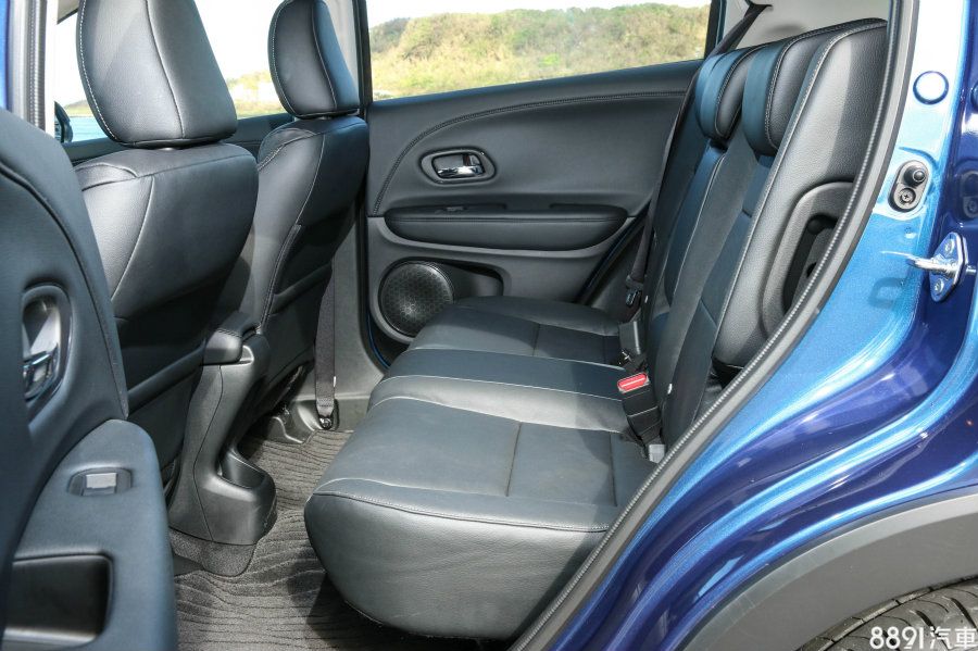 當日後座就算3位成年男性乘坐,橫向與膝部空間仍相當夠用,實屬同前段班。而同樣是中置油箱的結構,但因為稍高的底盤設定,後座地板的平整性比起Fit與City好上許多。