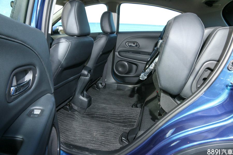 後座除了椅背有3段可調可調,Ultra Seat座椅變化一向有著不錯口碑與實用性,當需要載運盆栽或是摺疊自行車,可掀起的椅座設計便能派上用場。