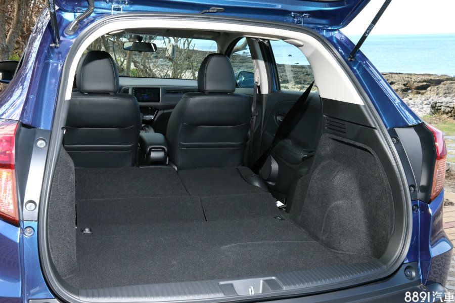 後廂平整化設計，加上後座座椅仍有單獨分離傾倒的功能，整體來說，HR-V不論在乘坐空間或置物空間都讓人相當滿意。