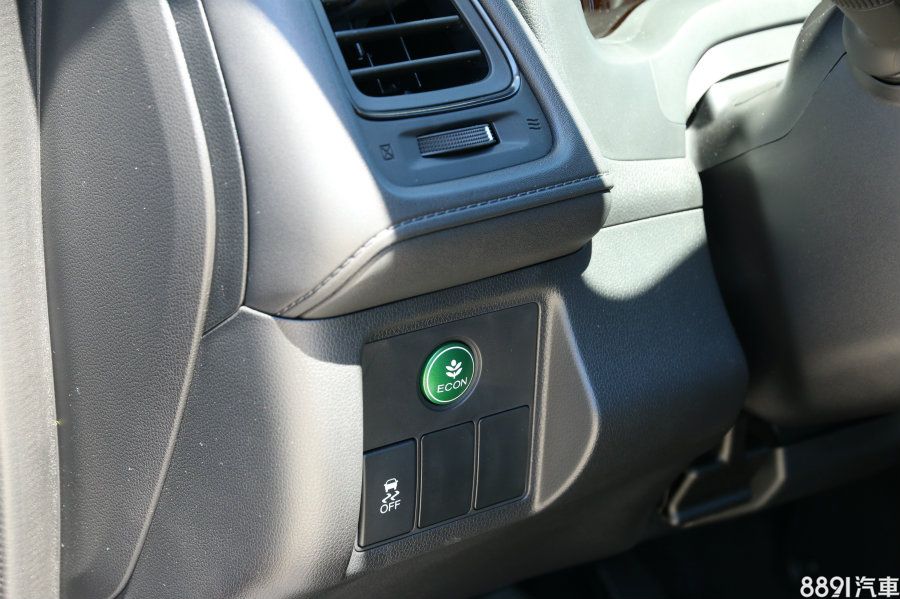 HR-V全車系已標配多數重點安全配備,如VSA車身動態穩定、ABS與EBD煞車輔助、HSA斜坡輔助、ISOFIX等重點性安全系統已是全車系通通搭載,但定速系統須由VTi S等級以上來購入,安全氣囊數因版本的差異也有不同,低階的VTi氣囊數為2具、VTi S為4具,頂規的S版為6具。