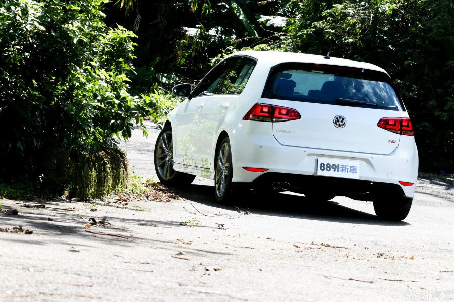 R Line車型僅提供280TSI動力，較Highline版本多出9萬元，除了外觀與內裝多幾分運動風格之外，配備也多了天窗、高階音響主機+原廠導航等，同時運動化懸吊與18吋鋁圈對於操控動態有明顯加分效果。