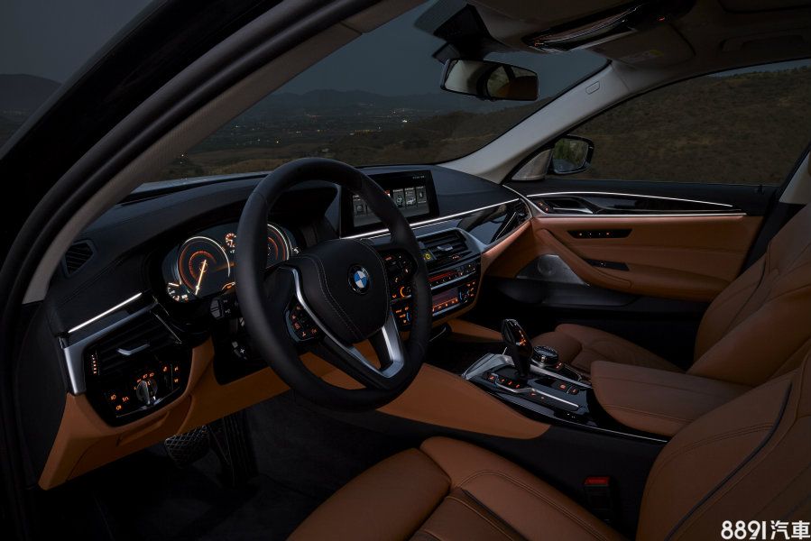 除了現代高級車必備的車內氛圍燈，未來在國內販售的520d Luxury車型，也將搭載12.3吋數位儀錶與10.25吋的iDrive系統。