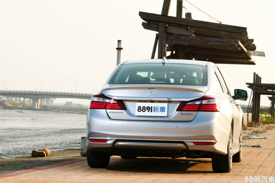 隨著Accord Hybrid導入國內,小改款雅歌也順勢登台,相較於小改款之前,車身鈑件均維持原貌,但換上新款頭尾燈與保桿,整體視覺感更具有層次與科技風格。