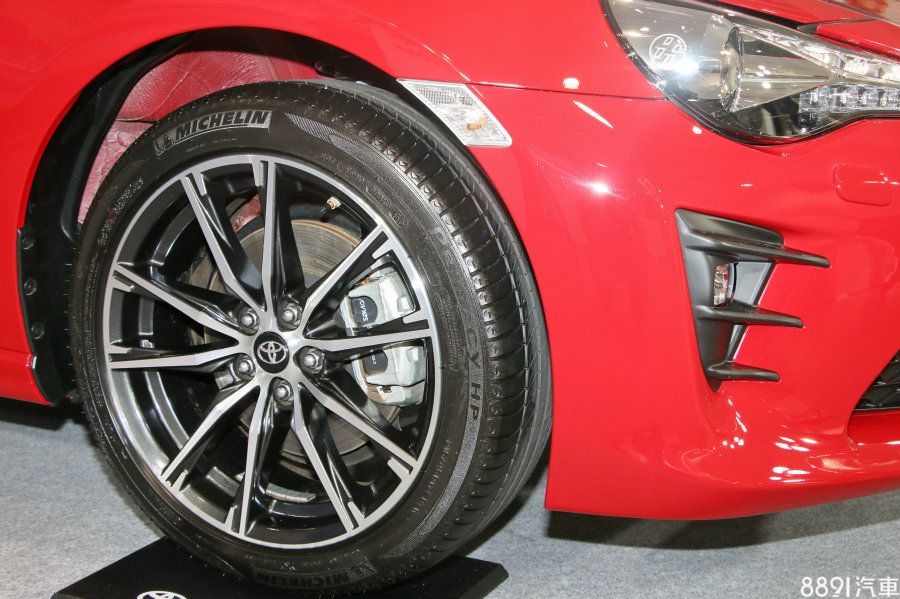 Limited 6MT與Limited 6AT車型均配置17吋鋁圈、尺寸為215/45R17的米其林車胎,接單生產的6MT車型則為16吋鋁圈、搭配尺寸為205/55R16之車胎。