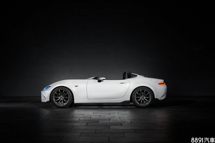 MX-5 Speedster Evolution外觀設計與去年版本變化不大，取消整個軟篷機構與前擋風玻璃設計，再加上細部追求更多輕量化設計，讓車重比起標準款MX-5減輕近200kg。