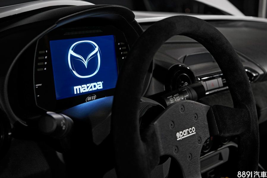 全液晶儀錶是Speedster Evolution內裝進化特點之一，這多少也能減輕一些車重，講求極致輕量化就是要如此斤斤計較！