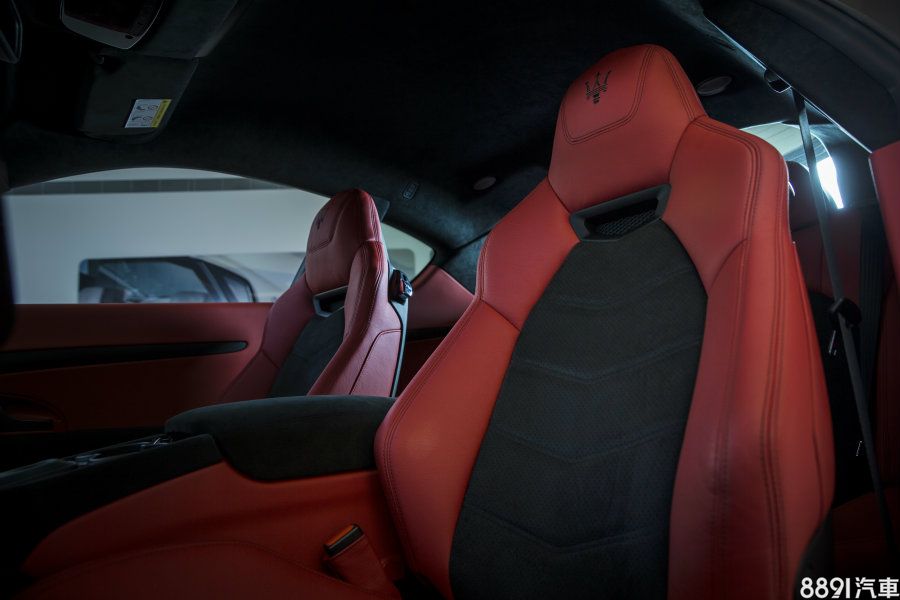 雙前座的兩張賽車座椅可8向電動調整附加熱功能，頭枕上的三叉戟廠徽，更是讓人一眼可辨識其身分。
