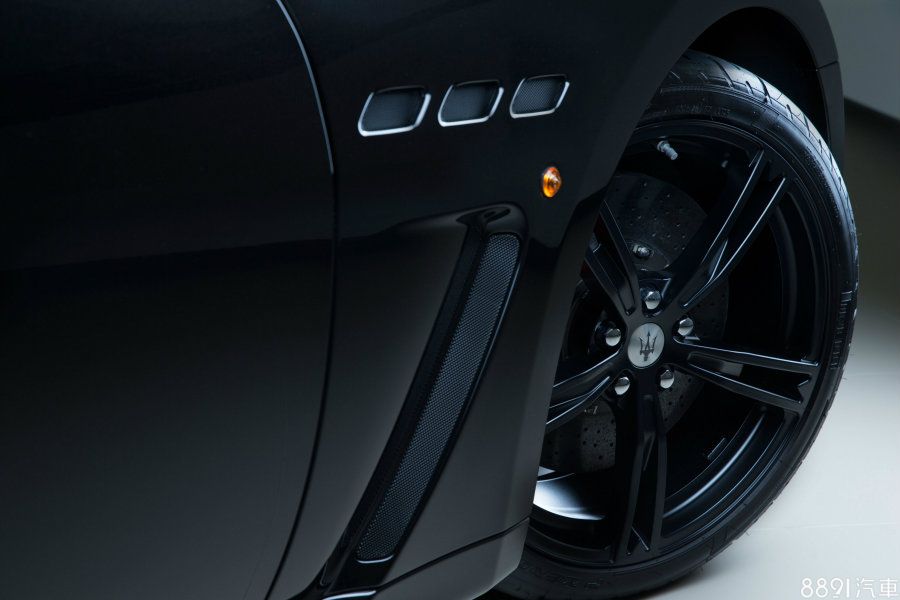 GranTurismo MC Stradale Nero Limited Edition配置20吋消光黑五爪式鋁圈、賽道專屬版本的半熱熔胎，搭配前六、後四活塞單體式鋁合金煞車卡鉗、及陶瓷複合打孔碟盤，不僅氣勢充足，在操控與剎車性能上也有所助益。