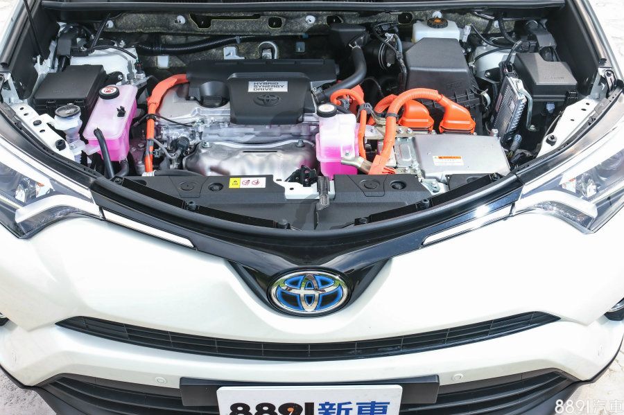 RAV4 Hybrid採用Atkinson循環的2.5升L4引擎搭配電動馬達,可達到197hp的綜效馬力。